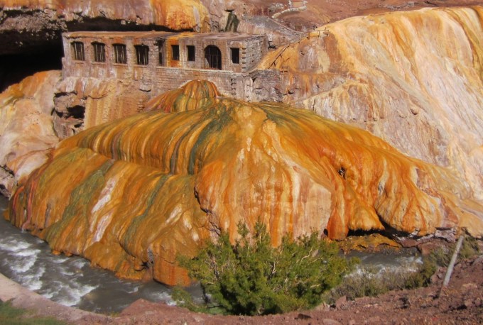Thermal springs that paint the rocks.